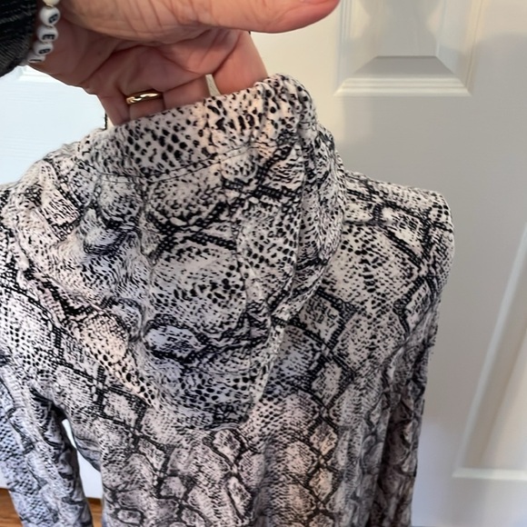 Zenana Snake Print Kangaroo Pocket Drawstring Tunic Long Sleeve Hoodie Women S - Picture 6 of 12
